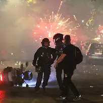 Fussball-Maenner-Champions-League-Paris-Saint-Germain-PSG-FC-Arsenal-Finale-Puskas-Arena-Die-Polizei-versucht-PSG-Fans-zu-vertreiben-die-in-Paris-nach-dem-Champions-League-Finale-zwischen-Paris-Saint-Germain-und-Arsenal-ein-Feuerwerk-gezuendet-hatten-Die-franzoesische-Grossstadt-Clermont-Ferrand-verhaengt-waehrend-der-Fussballweltmeisterschaft-eine-Ausgangssperre-fuer-Jugendliche-unter-16-Jahren-um-Ausschreitungen-zu-verhindern