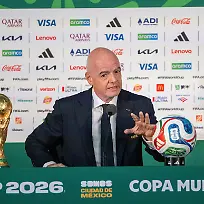 Fussball-Herren-Saison-2025-26-FIFA-Word-Cup-2026-in-Mexiko-Kanada-und-USA-Mexiko-City-ein-Tag-Ortszeit-vor-dem-Eroeffnungsspiel-im-Bild-Pressekonferenz-mit-FIFA-Praesident-Gianni-Infantino-im-Medienzentrum-im-Aztekenstadion-mit-WM-Pokal-und-WM-Ball-10-06