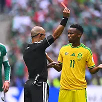 Fussball-Maenner-WM-Eroeffnungsspiel-Mexiko-Suedafrika-Vorrunde-Gruppe-A-Spieltag-1-Mexiko-Stadt-Stadion-Schiedsrichter-Wilton-Pereira-Sampaio-zeigt-Themba-Zwane-Suedafrika-die-Rote-Karte-ACHTUNG-Gemaess-den-Auflagen-der-FIFA-duerfen-die-Bilder-ausschliesslich-zur-redaktionellen-Verwendung-genutzt-werden-Eine-kommerzielle-Nutzung-ist-ausgeschlossen-Zudem-duerfen-keine-videoaehnlichen-Sequenzen-erstellt-werden-und-es-duerfen-keine-Veraenderungen-weder-im-Vordergrund-noch-im-Hintergrund-am-Bild-vorgenommen-werden