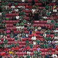 Fussball-Maenner-WM-Suedkorea-Tschechien-Vorrunde-Gruppe-A-Spieltag-1-Guadalajara-Stadion-in-Zapopan-bei-Guadalajara-Fans-verfolgen-das-Spiel