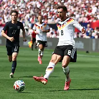 Fussball-Maenner-Nationalmannschaft-Vorbereitung-auf-die-Fussball-WM-2026-Laenderspiel-USA-Deutschland-im-Soldier-Field-Leon-Goretzka-r-Deutschland-in-Aktion