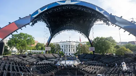June-11-2026-Washington-District-Of-Columbia-USA-The-UFC-Octagon-structure-known-as-the-claw-is-set-up-on-the-South-Lawn-of-the-White-House-during-a-press-preview-ahead-of-the-Freedom-250-weekend