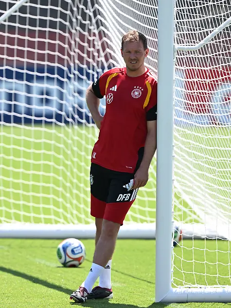 Fussball-Nationalmannschaft-Deutschland-Training-vor-dem-ersten-WM-Spiel-gegen-Curacao-Bundestrainer-Julian-Nagelsmann-verfolgt-das-Teamtraining