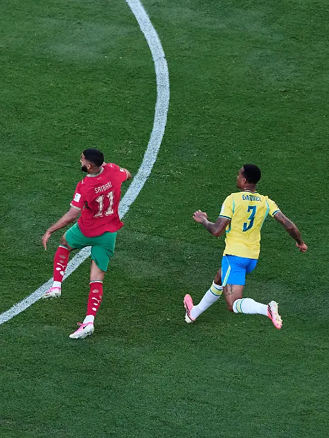 Fussball-WM-2026-Brasilien-Marokko-Vorrunde-Gruppe-C-1-Spieltag-New-York-New-Jersey-Stadion-Der-Marokkaner-Ismael-Saibari-M-schiesst-das-Tor-gegen-den-brasilianischen-Torhueter-Alisson-Becker-l-waehrend-die-Brasilianer-Gabriel-Magalhaes-r-und-Marquinhos-l-nicht-mehr-eingreifen-koennen