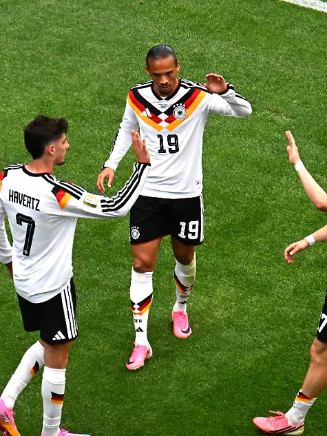 Fussball-Maenner-WM-Deutschland-Curacao-Vorrunde-Gruppe-E-1-Spieltag-Houston-Stadion-Kai-Havertz-l-Deutschland-jubelt-nach-seinem-Tor-zum-7-1-mit-Leroy-Sane-M-und-Florian-Wirtz-ACHTUNG-Gemaess-den-Auflagen-der-FIFA-duerfen-die-Bilder-ausschliesslich-zur-redaktionellen-Verwendung-genutzt-werden-Eine-kommerzielle-Nutzung-ist-ausgeschlossen-Zudem-duerfen-keine-videoaehnlichen-Sequenzen-erstellt-werden-und-es-duerfen-keine-Veraenderungen-weder-im-Vordergrund-noch-im-Hintergrund-am-Bild-vorgenommen-werden