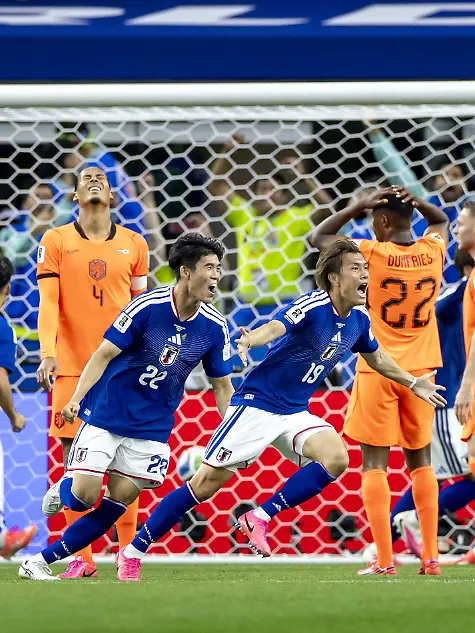 2026-06-14-16-48-15-ARLINGTON-Koki-Ogawa-Japan-jubelt-ueber-das-2-2-v-l-n-r-Jan-Paul-van-Hecke-Virgil-van-Dijk-und-Denzel-Dumfries-beide-Niederlande-sind-enttaeuscht-waehrend-des-WM-Gruppenspiels-F-zwischen-den-Niederlanden-und-Japan-am-14-Juni-2026-im-Dallas-Stadium-in-Arlington-USA