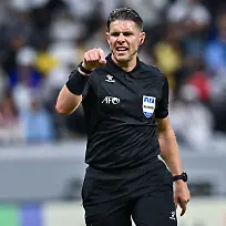 AFC-CHAMPIONS-LEAGUE-ELITE-AL-GHARAFA-SC-QTR-v-AL-NASSR-FC-KSA-Referee-Shaun-Evans-from-Australia-gestures-during-the-AFC-Champions-League-elite-west-football-match-between-Qatar-s-Al-Gharafa-SC-and-Saudi-Arabia-s-Al-Nassr-FC-at-Al-Bayt-Stadium-in-Al-Khor-Qatar-on-November-25-2024-DOHA-Qatar-Copyright-xNAUSHADx
