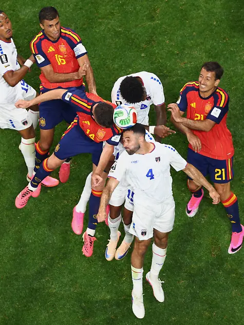 Fussball-Maenner-WM-2026-Spanien-Kap-Verde-Vorrunde-Gruppe-H-1-Spieltag-Atlanta-Stadion-Pico-Lopes-aus-Kap-Verde-vorne-und-Aymeric-Laporte-aus-Spanien-beim-Kopfball