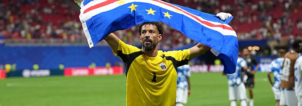260616-ATLANTA-June-16-2026-Xinhua-Goalkeeper-Vozinha-of-Cape-Verde-holds-the-national-flag-after-the-group-H-match-between-Spain-and-Cape-Verde-at-the-2026-FIFA-World-Cup-at-Atlanta-Stadium-in-Atlanta-the-United-States-June-15-2026