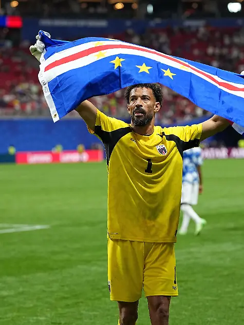 260616-ATLANTA-June-16-2026-Xinhua-Goalkeeper-Vozinha-of-Cape-Verde-holds-the-national-flag-after-the-group-H-match-between-Spain-and-Cape-Verde-at-the-2026-FIFA-World-Cup-at-Atlanta-Stadium-in-Atlanta-the-United-States-June-15-2026
