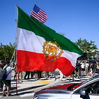 260615-Protesters-with-the-flag-of-Iran-before-the-Islamic-Revolution-in-1979-outside-of-Los-Angeles-Stadium-ahead-of-the-FIFA-World-Cup-WM-Weltmeisterschaft-Fussball-2026-football-match-between-Iran-and-New-Zealand-on-June-15-2026-in-Los-Angeles