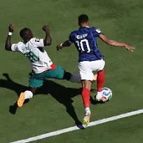 Fussball-Maenner-WM-Frankreich-Senegal-Vorrunde-Gruppe-I-1-Spieltag-New-York-New-Jersey-Stadion-Sadio-Mane-l-aus-dem-Senegal-und-Frankreichs-Kylian-Mbappe-in-Aktion