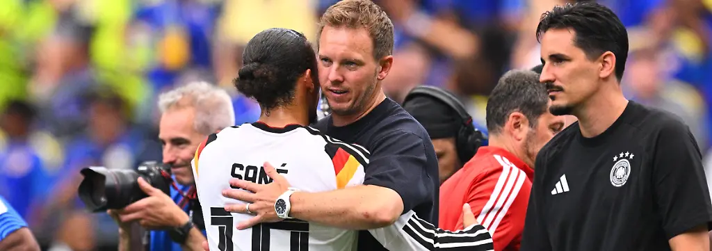 Fussball-Maenner-WM-Deutschland-Curacao-Vorrunde-Gruppe-E-1-Spieltag-Houston-Stadion-Trainer-Julian-Nagelsmann-Deutschland-bedankt-sich-nach-dem-Spiel-bei-Leroy-Sane-Deutschland-ACHTUNG-Gemaess-den-Auflagen-der-FIFA-duerfen-die-Bilder-ausschliesslich-zur-redaktionellen-Verwendung-genutzt-werden-Eine-kommerzielle-Nutzung-ist-ausgeschlossen-Zudem-duerfen-keine-videoaehnlichen-Sequenzen-erstellt-werden-und-es-duerfen-keine-Veraenderungen-weder-im-Vordergrund-noch-im-Hintergrund-am-Bild-vorgenommen-werden