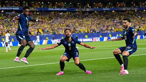 Fussball-Maenner-WM-Vorrunde-Gruppe-C-2-Spieltag-Brasilien-Haiti-Der-Brasilianer-Matheus-Cunha-9-feiert-gemeinsam-mit-seinen-brasilianischen-Teamkollegen-Vinicius-Junior-7-und-Lucas-Paqueta-20-den-zweiten-Treffer-seiner-Mannschaft