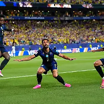 Fussball-Maenner-WM-Vorrunde-Gruppe-C-2-Spieltag-Brasilien-Haiti-Der-Brasilianer-Matheus-Cunha-9-feiert-gemeinsam-mit-seinen-brasilianischen-Teamkollegen-Vinicius-Junior-7-und-Lucas-Paqueta-20-den-zweiten-Treffer-seiner-Mannschaft