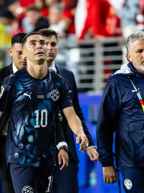 SANTA-CLARA-CA-JUNE-19-Miguel-Almiron-10-of-Paraguay-walks-out-of-the-field-after-being-given-a-red-card-during-the-FIFA-World-Cup-WM-Weltmeisterschaft-Fussball-2026-Group-D-match-between-Turkiye-and-Paraguay-on-June-19-2026-at-San-Francisco-Bay-Area-Stadium-in-Santa-Clara-CA