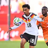 Fussball-Maenner-WM-2026-Deutschland-Elfenbeinkueste-Vorrunde-Gruppe-E-Spieltag-2-Toronto-Stadion-Nathaniel-Brown-Deutschland-und-Ghislain-Konan-Elfenbeinkueste-kaempfen-um-den-Ball-ACHTUNG-Gemaess-den-Auflagen-der-FIFA-duerfen-die-Bilder-ausschliesslich-zur-redaktionellen-Verwendung-genutzt-werden-Eine-kommerzielle-Nutzung-ist-ausgeschlossen-Zudem-duerfen-keine-videoaehnlichen-Sequenzen-erstellt-werden-und-es-duerfen-keine-Veraenderungen-weder-im-Vordergrund-noch-im-Hintergrund-am-Bild-vorgenommen-werden