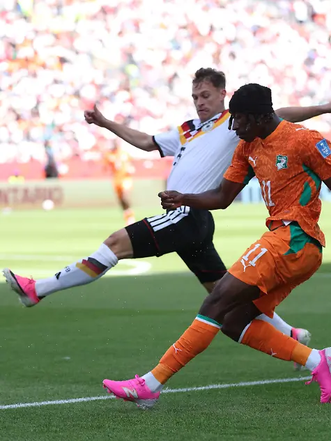 Fussball-Maenner-WM-2026-Deutschland-Elfenbeinkueste-Vorrunde-Gruppe-E-Spieltag-2-Toronto-Stadion-Joshua-Kimmich-Deutschland-und-Yan-Diomande-Elfenbeinkueste-kaempfen-um-den-Ball-ACHTUNG-Gemaess-den-Auflagen-der-FIFA-duerfen-die-Bilder-ausschliesslich-zur-redaktionellen-Verwendung-genutzt-werden-Eine-kommerzielle-Nutzung-ist-ausgeschlossen-Zudem-duerfen-keine-videoaehnlichen-Sequenzen-erstellt-werden-und-es-duerfen-keine-Veraenderungen-weder-im-Vordergrund-noch-im-Hintergrund-am-Bild-vorgenommen-werden