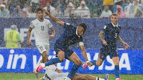 Fussball-Maenner-WM-Frankreich-Irak-Vorrunde-Gruppe-I-2-Spieltag-Philadelphia-Stadion-Der-Iraker-Hussein-Ali-Irak-setzt-sich-im-Regen-gegen-den-Franzosen-Kylian-Mbappe-durch