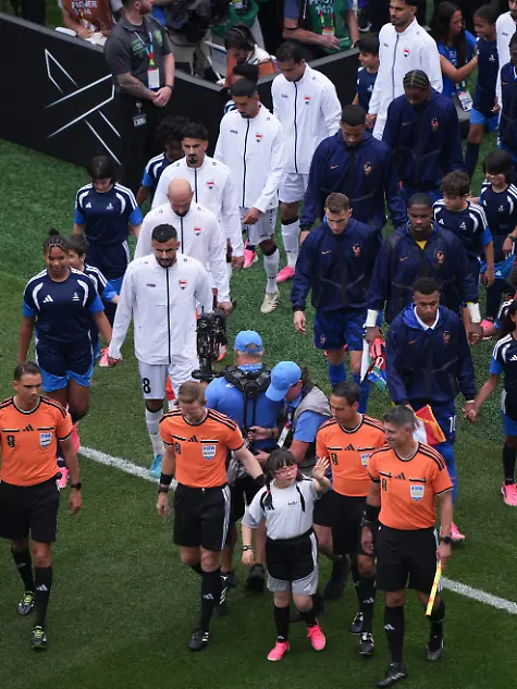 Fussball-Maenner-WM-Frankreich-Irak-Vorrunde-Gruppe-I-2-Spieltag-Philadelphia-Stadion-Das-Schiedsrichterteam-und-die-Spieler-beider-Mannschaften-betreten-den-Rasen
