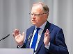 Im Alter sollten die Geldanlagen sicherer werden. Anleger sollten daher einen Teil ihres Vermögens umschichten - zur Not auch auf das Sparbuch. (Bild: Warnecke/dpa/tmn)