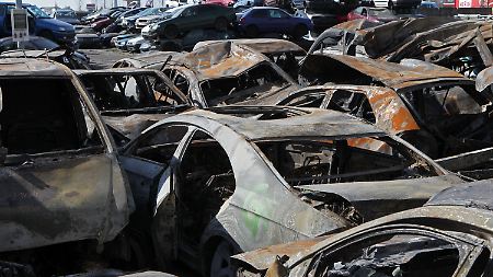 Auf dem Geländes eines Autoverwerters nahe Rostock stehen die ausgebrannten Wracks der Massenkarambolage auf der A19.