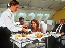 Und wenn die Stewardess noch so nett war: Trinkgeld darf sie nicht nehmen.