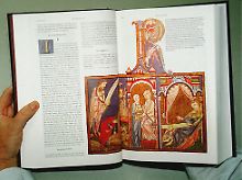 Eine Bibel kann mehr sein als nur ein Buch. ("Stuttgarter Bibel der Buchmalerei")