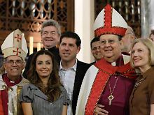 Reverend Alberto Cutie (M.) und links neben ihm seine Freundin Ruhama Buni Canellis neben Bischof Frade und dessen Frau Diana.