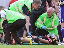 Liverpools Jamie Carragher wurde in der 62. Minute vom Feld getragen.