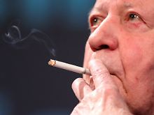 Helmut Schmidt denkt über Guttenberg nach.