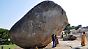 "Krishnas Butterball" bei Mamallapuram ist ein runder Riesenbrocken, der ständig absturzgefährdet erscheint.