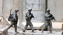 Soldaten der US-Armee geben Häuser an die Bagdader Bevölkerung zurück.