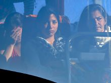 Verzweifelt sitzen die Roma im Bus.