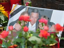 Ein Bild von Dominik Brunner steht im September 2009 am S-Bahnhof Solln in München. Der S-Bahn-Fahrgast war am 12.09.2009 von zwei Jugendlichen brutal niedergeschlagen und getreten worden.