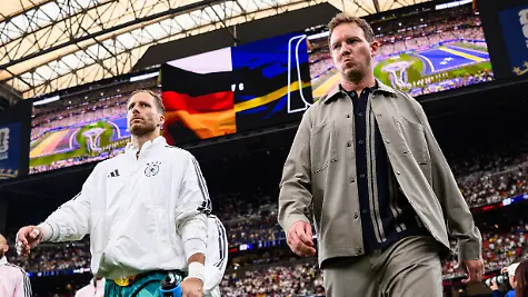 Fussball-Maenner-WM-Deutschland-Curacao-Vorrunde-Gruppe-E-1-Spieltag-Houston-Stadion-Torhueter-Oliver-Baumann-l-Deutschland-und-Bundestrainer-Julian-Nagelsmann-r-Deutschland-laufen-vor-dem-Spiel-in-das-Stadion-ein-ACHTUNG-Gemaess-den-Auflagen-der-FIFA-duerfen-die-Bilder-ausschliesslich-zur-redaktionellen-Verwendung-genutzt-werden-Eine-kommerzielle-Nutzung-ist-ausgeschlossen-Zudem-duerfen-keine-videoaehnlichen-Sequenzen-erstellt-werden-und-es-duerfen-keine-Veraenderungen-weder-im-Vordergrund-noch-im-Hintergrund-am-Bild-vorgenommen-werden
