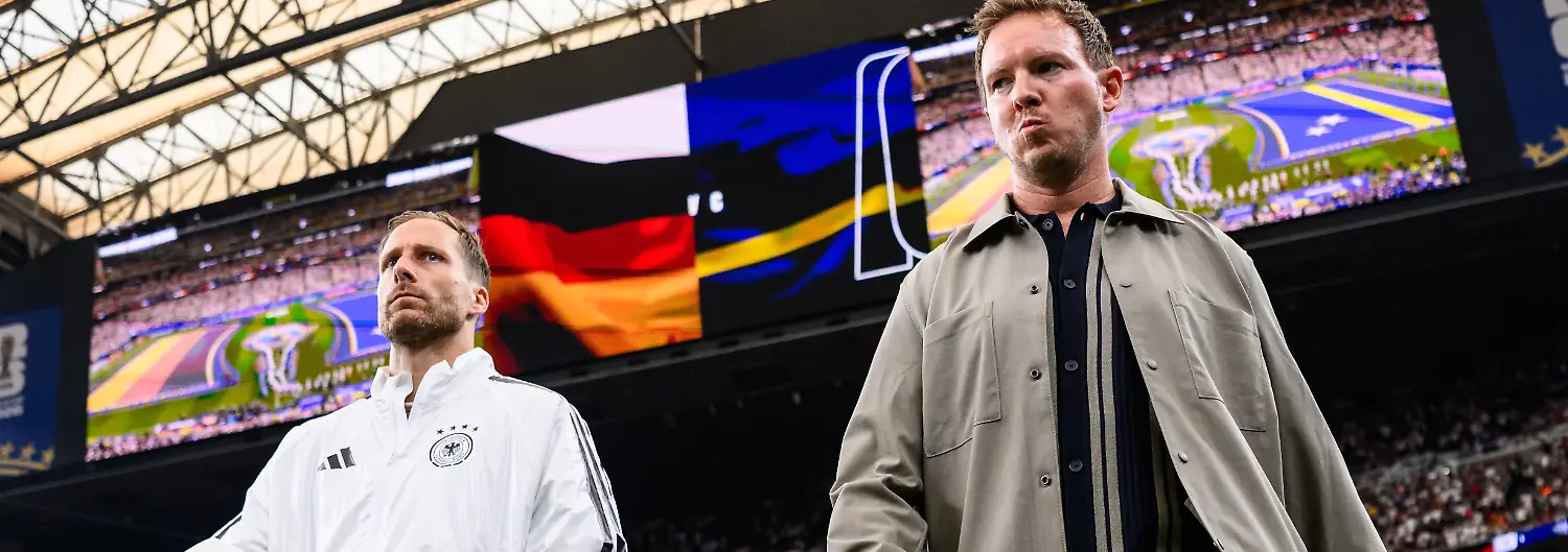 Fussball-Maenner-WM-Deutschland-Curacao-Vorrunde-Gruppe-E-1-Spieltag-Houston-Stadion-Torhueter-Oliver-Baumann-l-Deutschland-und-Bundestrainer-Julian-Nagelsmann-r-Deutschland-laufen-vor-dem-Spiel-in-das-Stadion-ein-ACHTUNG-Gemaess-den-Auflagen-der-FIFA-duerfen-die-Bilder-ausschliesslich-zur-redaktionellen-Verwendung-genutzt-werden-Eine-kommerzielle-Nutzung-ist-ausgeschlossen-Zudem-duerfen-keine-videoaehnlichen-Sequenzen-erstellt-werden-und-es-duerfen-keine-Veraenderungen-weder-im-Vordergrund-noch-im-Hintergrund-am-Bild-vorgenommen-werden