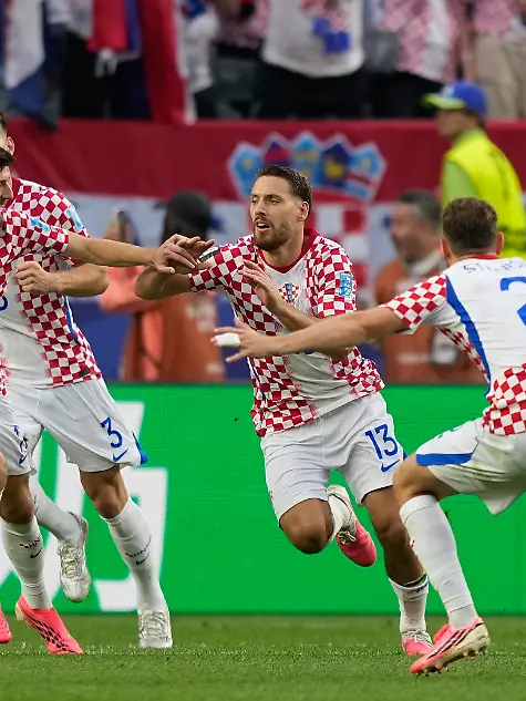 Fussball-Maenner-WM-Vorrunde-Gruppe-L-3-Spieltag-Kroatien-Ghana-Der-Kroate-Nikola-Vlasic-13-feiert-mit-seinen-Mannschaftskollegen-nachdem-er-das-zweite-Tor-seiner-Mannschaft-erzielt-hat