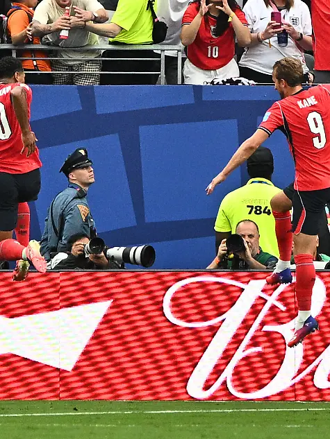 Fussball-Maenner-WM-2026-Panama-England-Vorrunde-Gruppe-L-Spieltag-3-New-York-New-Jersey-Stadion-Harry-Kane-England-r-bejubelt-sein-Tor-zum-0-2-mit-Jude-Bellingham-England-ACHTUNG-Gemaess-den-Auflagen-der-FIFA-duerfen-die-Bilder-ausschliesslich-zur-redaktionellen-Verwendung-genutzt-werden-Eine-kommerzielle-Nutzung-ist-ausgeschlossen-Zudem-duerfen-keine-videoaehnlichen-Sequenzen-erstellt-werden-und-es-duerfen-keine-Veraenderungen-weder-im-Vordergrund-noch-im-Hintergrund-am-Bild-vorgenommen-werden