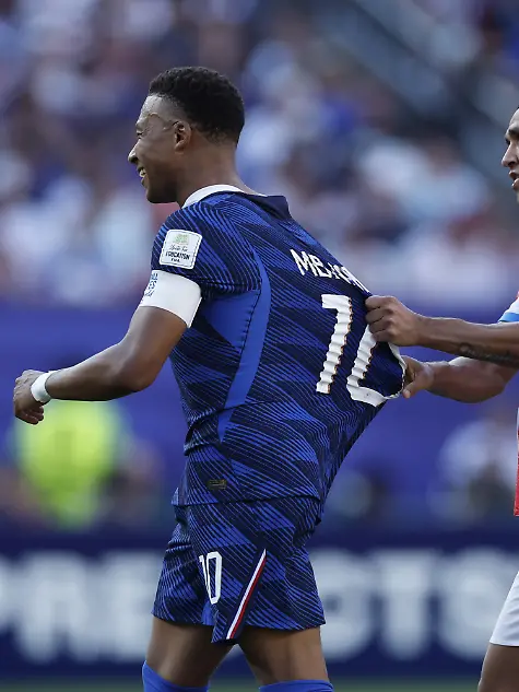 PHILADELPHIA-Kylian-Mbappe-of-France-and-Gustavo-Velazquez-of-Paraguay-during-the-2026-FIFA-World-Cup-WM-Weltmeisterschaft-Fussball-round-of-16-match-between-Paraguay-and-France-at-the-Philadelphia-Stadium-on-July-4-2026-in-Philadelphia-United-States-MAURICE-VAN-STEEN-ANP-FIFA-World-Cup-2026-round-of-16-2026-xVIxANPxSportx-xMauricexvanxSteenxIVx-562818363-originalFilename-562818363