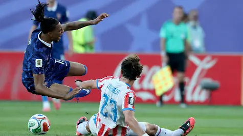FIFA-World-Cup-WM-Weltmeisterschaft-Fussball-2026-Round-of-16-Paraguay-vs-France-Matias-Galarza-R-of-Paraguay-fouls-Michael-Olise-of-France-during-the-FIFA-World-Cup-2026-Round-of-16-match-Paraguay-against-France-in-Philadelphia-USA-04-July-2026