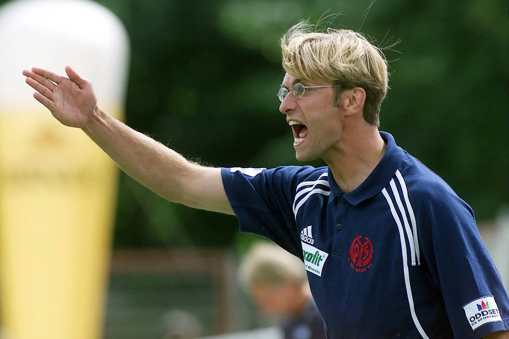 Bildnummer-00362441-Datum-05-08-2001-Copyright-imago-Alfred-Harder-Trainer-Juergen-Klopp-Mainz-lautstark-und-unzufrieden-quer-close-Coach-Unzufriedenheit-Schrei-schreien-Frust-frustriert-wuetend-Emotionen-Gestik-Saison-2001-2002-FSV-Mainz-05-Vdig-Mainz-Stadion-am-Bruchweg-Bruchwegstadion-Wut-Fussball-2