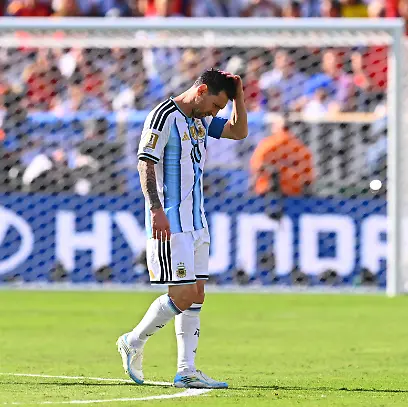 Fussball-Maenner-WM-2026-Finale-Spanien-Argentinien-New-York-New-Jersey-Stadion-in-East-Rutherford-Lionel-Messi-Argentinien-reagiert-ACHTUNG-Gemaess-den-Auflagen-der-FIFA-duerfen-die-Bilder-ausschliesslich-zur-redaktionellen-Verwendung-genutzt-werden-Eine-kommerzielle-Nutzung-ist-ausgeschlossen-Zudem-duerfen-keine-videoaehnlichen-Sequenzen-erstellt-werden-und-es-duerfen-keine-Veraenderungen-weder-im-Vordergrund-noch-im-Hintergrund-am-Bild-vorgenommen-werden