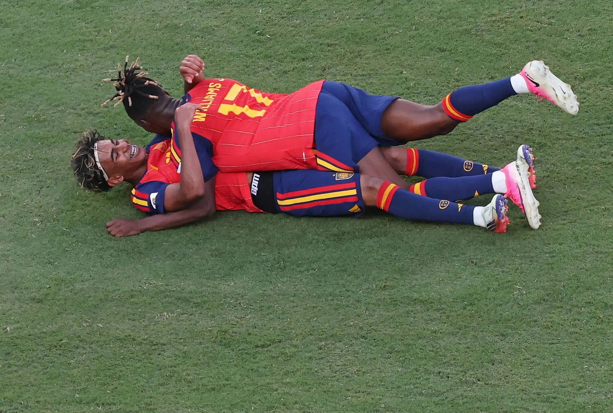 FIFA-World-Cup-WM-Weltmeisterschaft-Fussball-2026-final-Spain-vs-Argentina-Nico-Williams-top-and-Lamine-Yamal-of-Spain-celebrate-after-winning-the-FIFA-World-Cup-2026-final-match-Spain-against-Argentina-in-New-Jersey-USA-19-July-2026