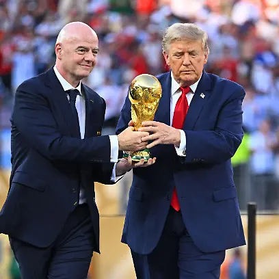 Donald-Trump-r-und-Gianni-Infantino-bringen-den-WM-Pokal