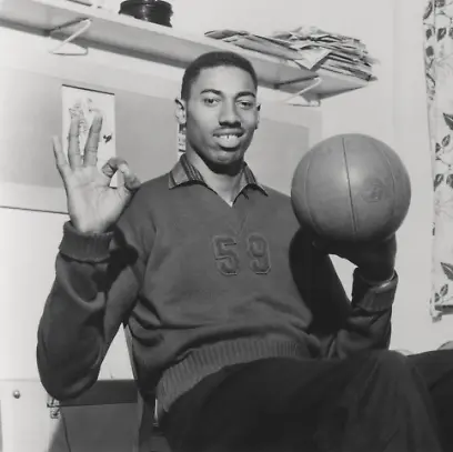 Archivbilder-der-Woche-SPORT-KW35-RECORD-DATE-NOT-STATED-Wilt-Chamberlain-Smiling-with-Basketball-Vintage-1960-s-capture-of-Wilt-Chamberlain-smiling-while-spinning-a-basketball-Wilt-Chamberlain-was-an-American-basketball-player-who-played-center-position-and-is-considered-one-of-the-most-prominent-and-dominant-players-in-NBA-Basketball-Herren-USA-history-He-played-for-the-Philadelphia-San-Francisco-Warriors-the-Philadelphia-76ers-and-the-Los-Angeles-Lakers-of-the-National-Basketball-Association-NBA-He-played-for-the-University-of-Kansas-and-also-for-the-Harlem-Globetrotters-before-playing-in-the-NBA