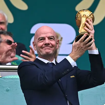 Fussball-Maenner-WM-Eroeffnungsspiel-Mexiko-Suedafrika-Vorrunde-Gruppe-A-Spieltag-1-Mexiko-Stadt-Stadion-Fifa-Praesident-Gianni-Infantino-praesentiert-den-WM-Pokal