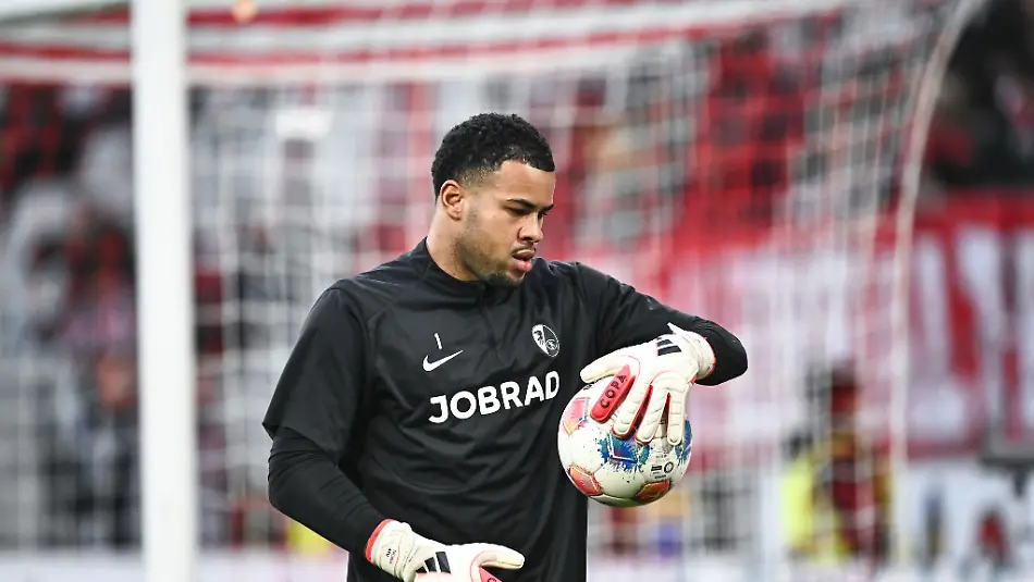 Torwart-Noah-Atubolu-will-den-SC-Freiburg-verlassen