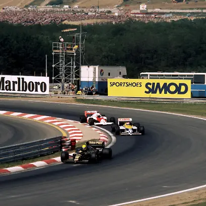 ARCHIV-10-08-1986-Ungarn-Budapest-Der-Zweitplatzierte-Ayrton-Senna-BRA-im-Lotus-98T-fuehrt-vor-dem-spaeteren-Sieger-Nelson-Piquet-BRA-im-Williams-FW11-und-Alain-Prost-FRA-im-McLaren-MP4-2C-der-einen-Unfall-hatte-und-beim-Grossen-Preis-von-Ungarn-auf-dem-Hungaroring