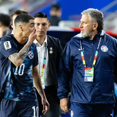 SANTA-CLARA-CA-JUNE-19-Miguel-Almiron-10-of-Paraguay-covers-his-mouth-while-interacting-with-staff-on-the-way-out-of-the-field-after-getting-a-red-card-during-the-FIFA-World-Cup-WM-Weltmeisterschaft-Fussball-2026-Group-D-match-between-Turkiye-and-Paraguay-on-June-19-2026-at-San-Francisco-Bay-Area-Stadium-in-Santa-Clara-CA